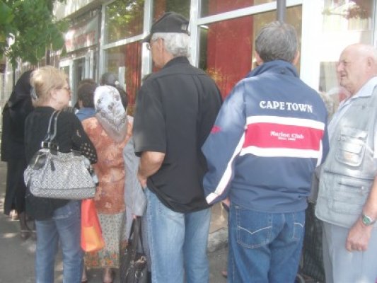 Pensionarii au fost invitaţi să ia masa cu primarul Radu Mazăre